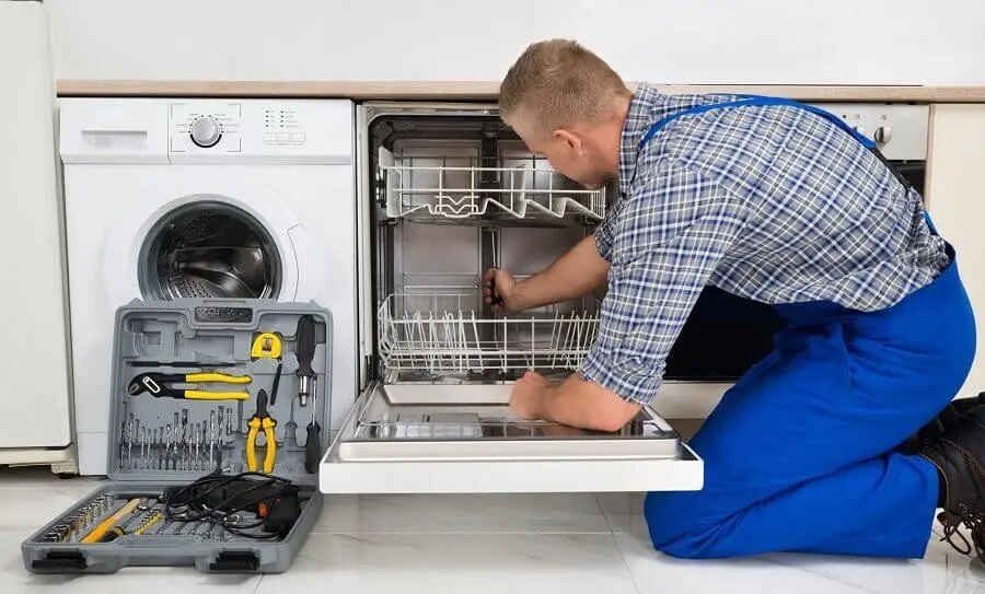 Ataşehir Gorenje servisi teknisyen ekibi beyaz eşya tamiri yaparken